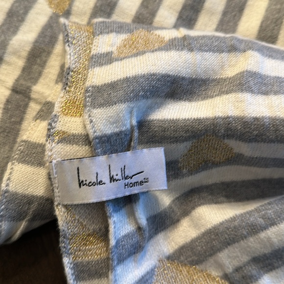 Nicole Miller table runner - Picture 4 of 4